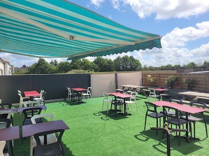 East & West, Bar à Saint-Colomban