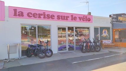 LA CERISE SUR LE VELO : CAFÉ ~ BAR ~ GLACIER ~ DESSERTS, Bar à Saint-Trojan-les-Bains