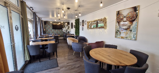 J And J's Café, Bar à Habas