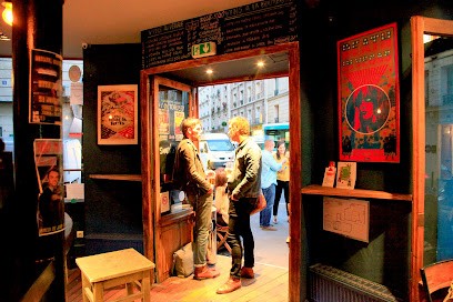 Octopussy, Bar à Paris 17