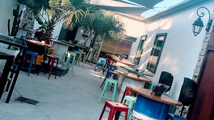 L'annexe, Bar à Pinet