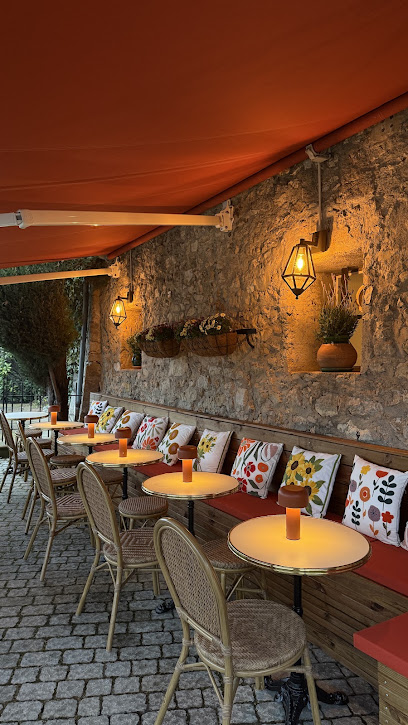 Lo Lum Bar, Bar à Mougins