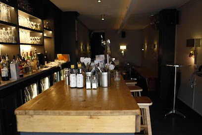 Jesus Paradis, Bar à Paris 10