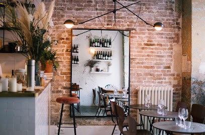 Early June, Bar à Paris 10