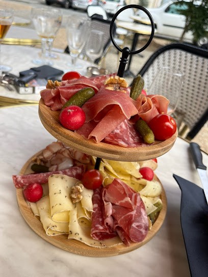 M Café, Bar à Corps-Nuds