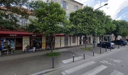 XIe, Bar à Maisons-Alfort