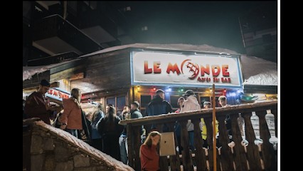 Le Monde, Bar à Saint-Jean-de-Belleville