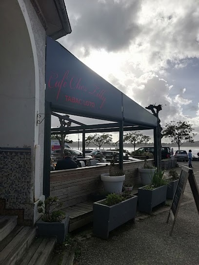 Tilly Yvan, Bar à Locquirec