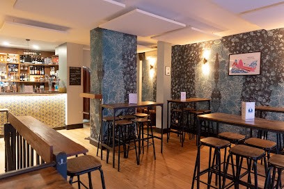 Madame Pervenche, Bar à Paris 03