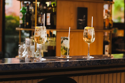 Jolia, Bar à Suresnes