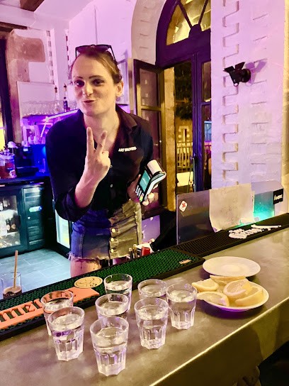 Art Brothers, Bar à Moulins