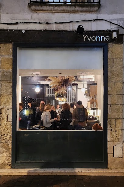 Yvonne, Bar à Tours