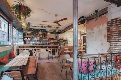 Chuck Maurice, Bar à Paris 10