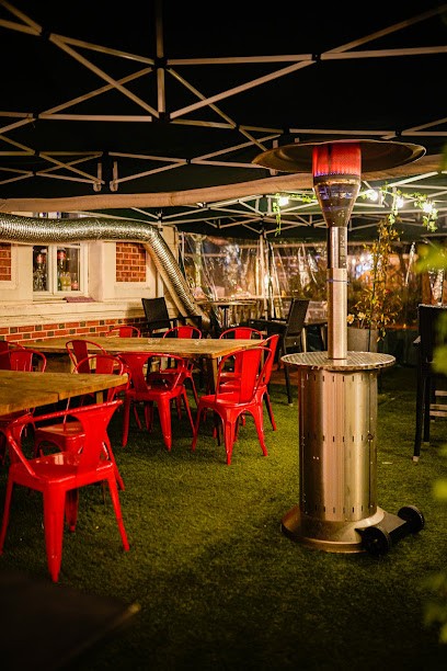 Les Pieds Dans L’Herbe (au Pavillon De La Tourelle), Bar à Vanves