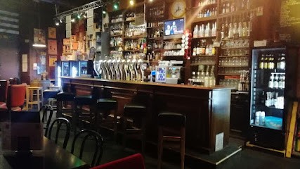 The Black Cat, Bar à Vitré