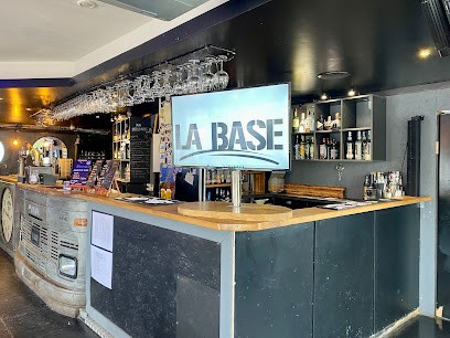 La Base Vernon, Bar à Vernon