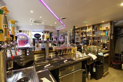 Café De La Halle, Aux Cent Bières, Bar à Sens