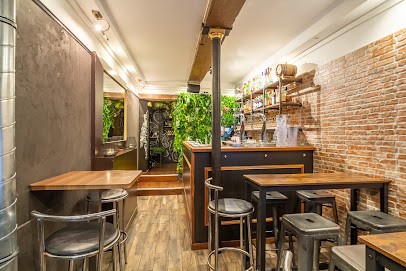 6 Feet Under, Bar à Paris 06