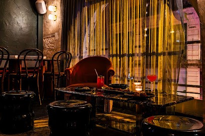 Divine, Bar à Paris 10