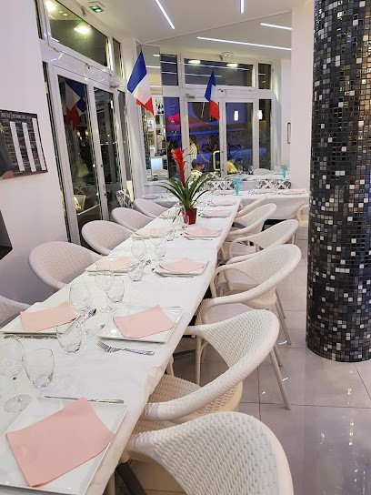 LE W (Le Barracuda), Bar à Fréjus