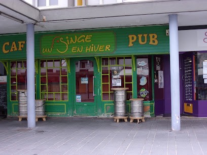 Un Singe en Hiver, Bar à Calais