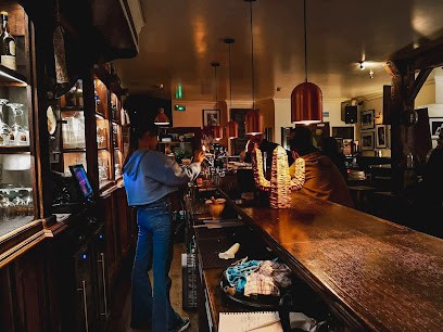 The New Moon, Bar à Toulouse