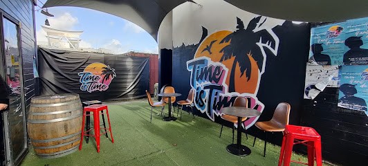 Time Is Time, Bar à La Rochelle