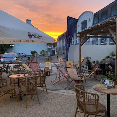 Café Mercure Bar Rhumerie Brasserie, Bar à Douarnenez